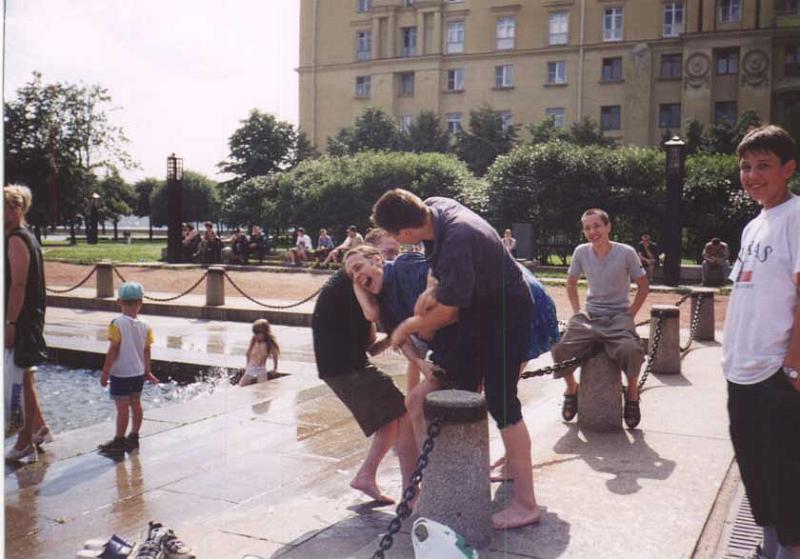 pic_f2.jpg - Тсунка, Соти и Найд швыряют Мориса в фонтан.
